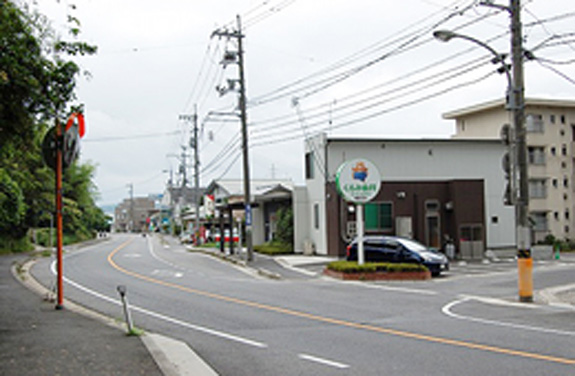 西側駐車場（2台）